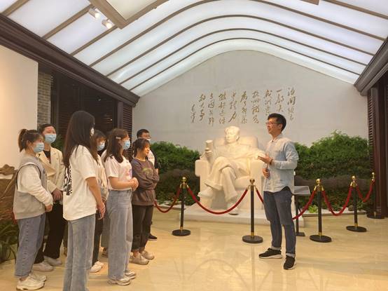 说明: E:\在线漫画
重要获奖\照片素材\2、“法学+宪法”\五四宪法讲解.jpg