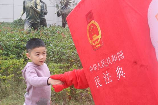 说明: E:\在线漫画
重要获奖\照片素材\1、“保驾护航”普法宣传照片\2020年11月赴钱塘新区少年宫开展普法志愿服务活动现场.jpg